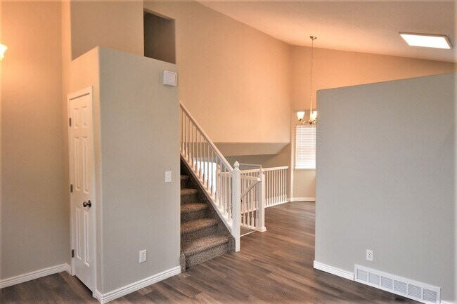 Building Photo - 2420 Lyncrest Dr