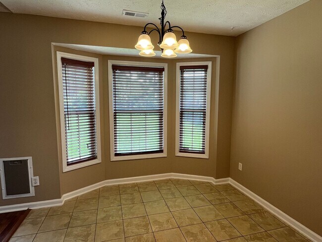Foto del edificio - 3 Bed, 2 Bath Home on Corner Lot in Raeford