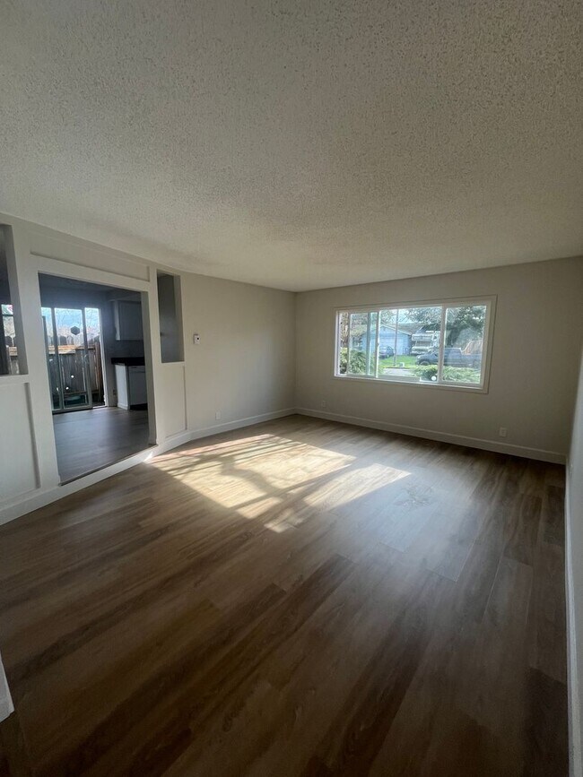 Building Photo - 2-bedroom 1-bathroom duplex