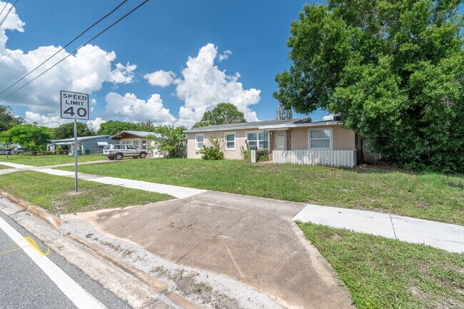 Building Photo - Single family home located close to schools and shopping.