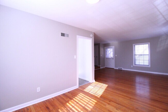 Foto del edificio - January FREE On This 2 Bedroom 1 Bath Duplex In The Waldo Area