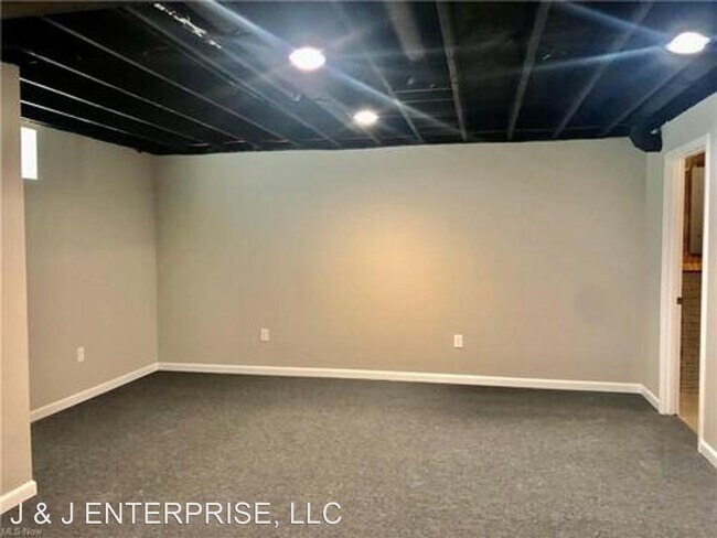 Building Photo - 3 br, 2.5 bath House - 5498 MAIN AVE
