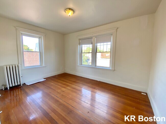 Building Photo - 1581 Beacon St