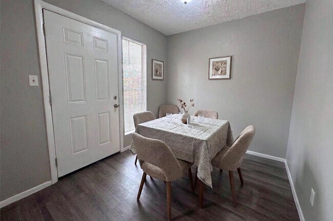 Building Photo - 1741 E Pepper Cir