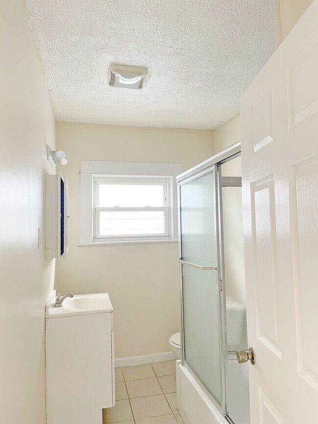 Foto del edificio - 4309 E 128th St
