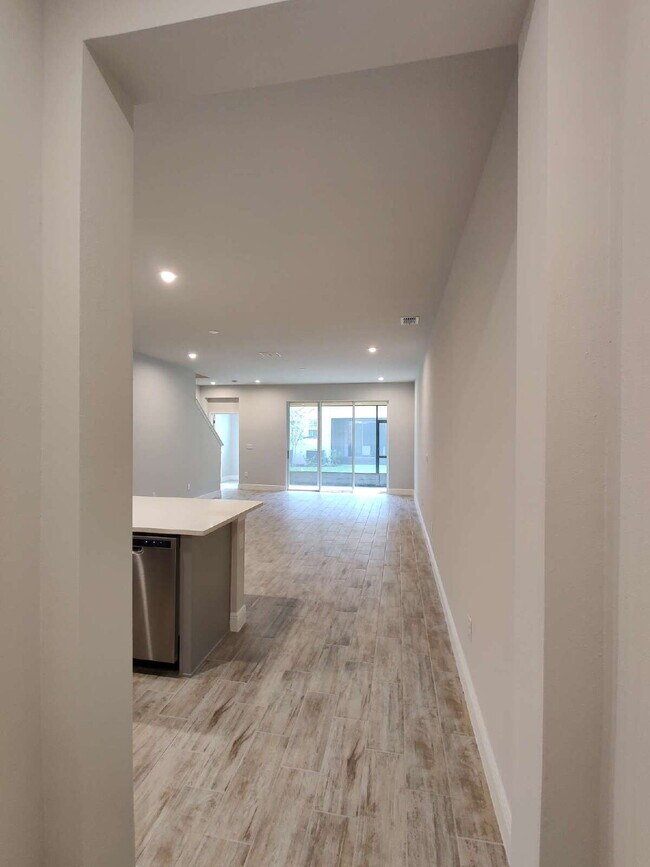 Building Photo - Beautiful 3-Bedroom Townhome in Gated Avea Pointe