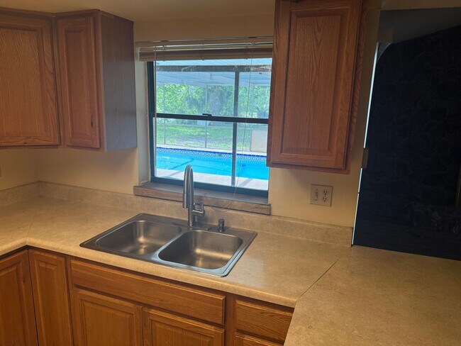 Foto del edificio - FiRST MONTHS RENT FREE 3/2/2 POOL HOME – 1...