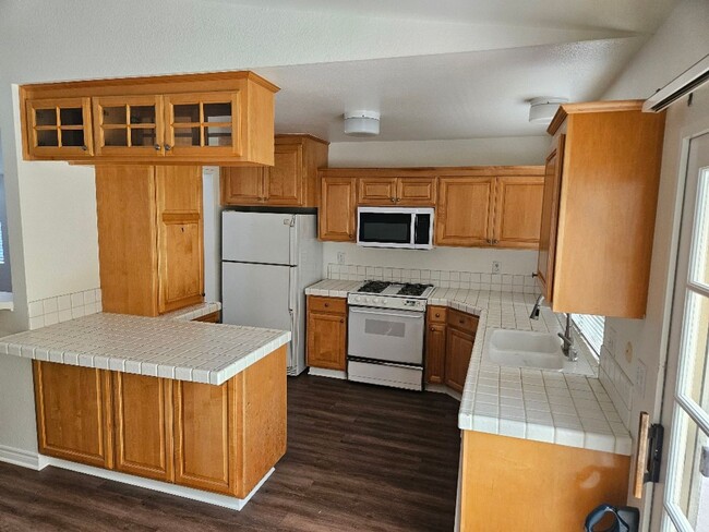 Building Photo - Beautiful 3 Bedroom - 2 Bathroom home in S...