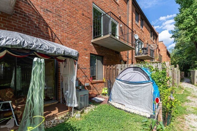 Building Photo - Fantastic large and spacious 2-bedroom Con...