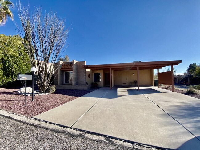 Building Photo - 9754 E Skyview Dr