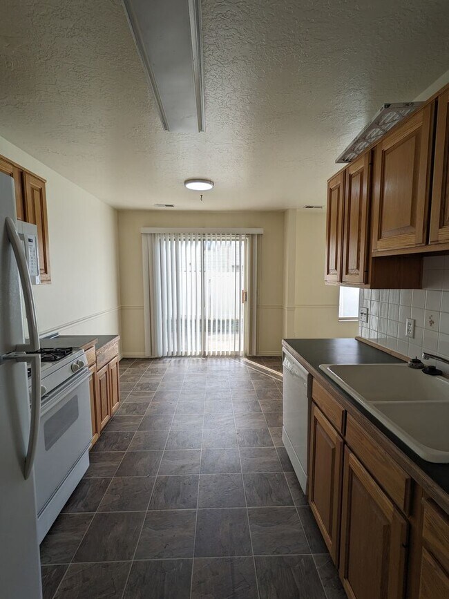 Foto del edificio - Layton 3 Bed Townhome with Garage & Fenced Yard – 2 Weeks Free!