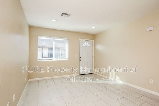 Building Photo - 703 E Knoll St
