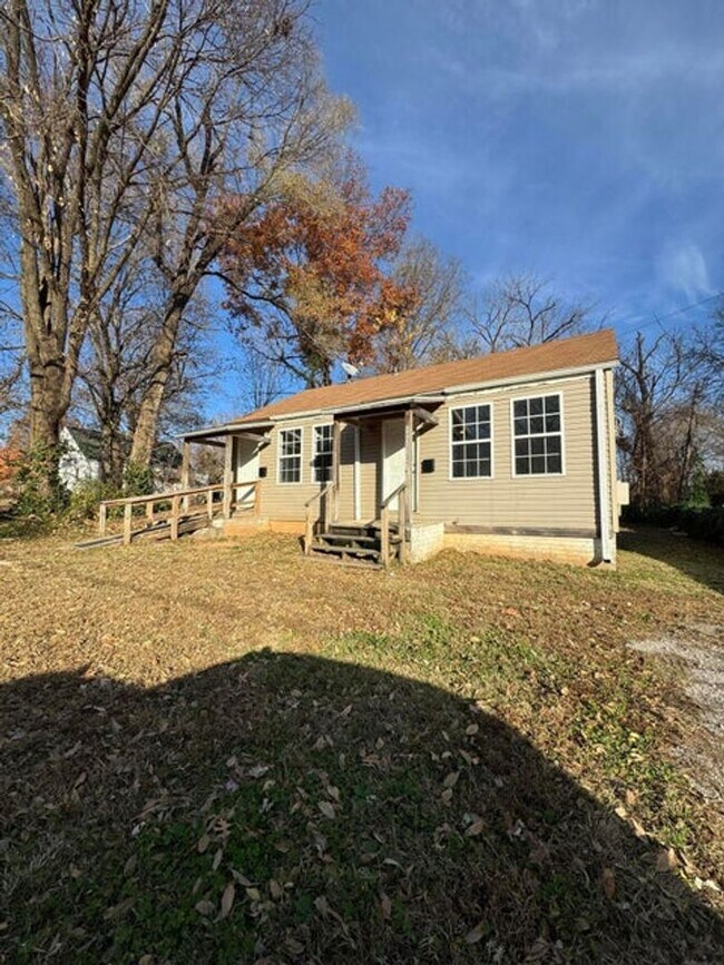 Foto del edificio - Great 1 bed 1 bath duplex in North Springfield. Remodeled