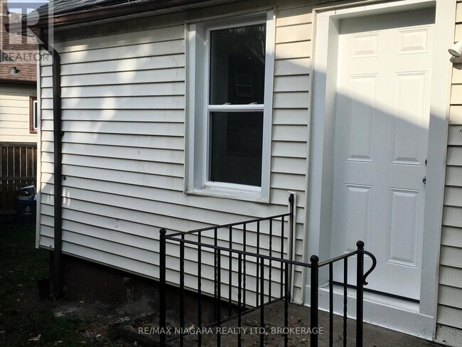 Building Photo - 163 Welland Ave