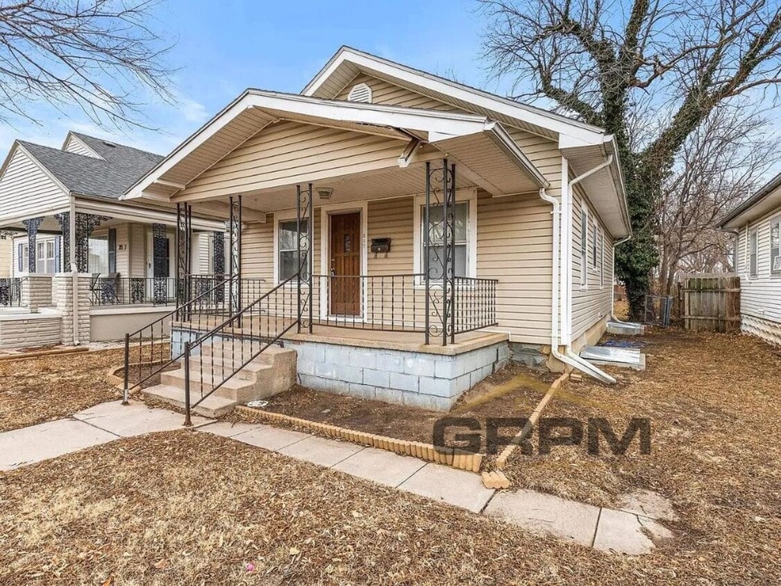 Primary Photo - Updated 2 bed 1 bath bungalow