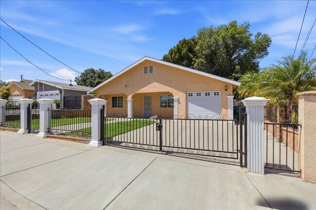 Building Photo - Spacious Home, Generous Yard, Great Riverside Location