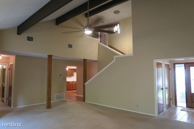 Building Photo - 3 br, 2 bath Townhome - 8606 Mesa Dr A Unit A