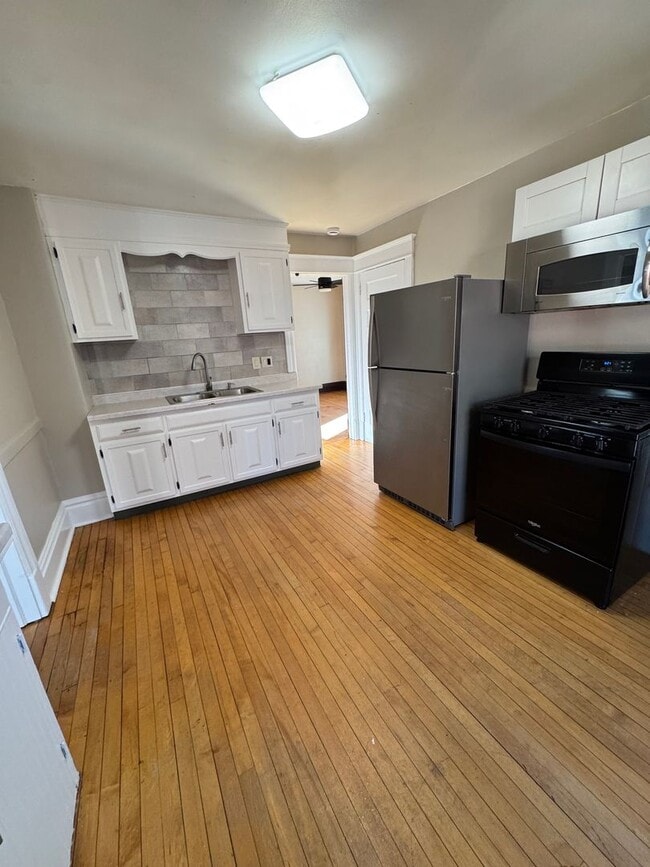 Building Photo - 1657 5th Ave