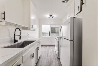Building Photo - 439 S Catalina St