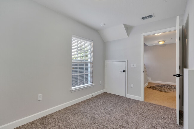 Building Photo - 3111 W De Leon St