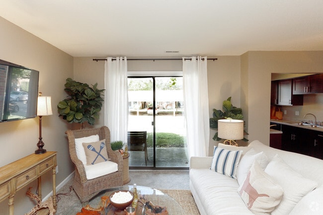 2BR, 2BA - 1069 SF - Northlake Village