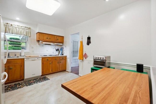 Foto del edificio - Spacious Split Level on Sundale Stone's Th...
