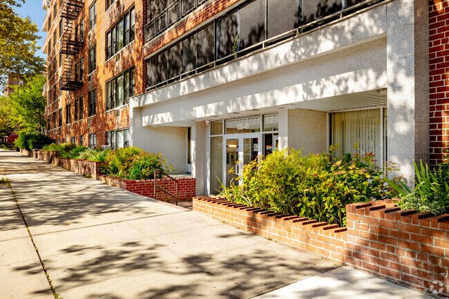 Building Photo - Oakwood