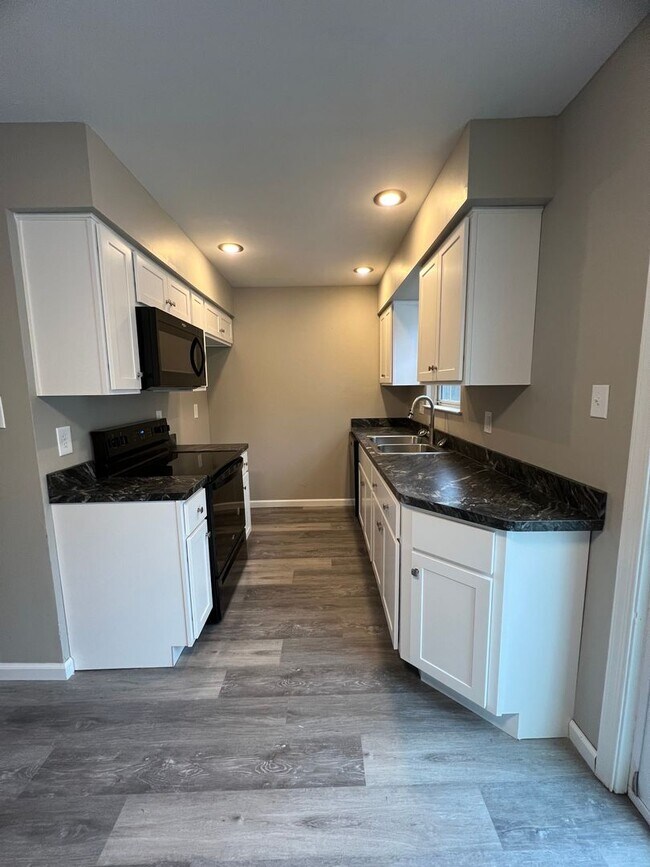 Building Photo - Economical 3BR Townhome - Northampton Scho...