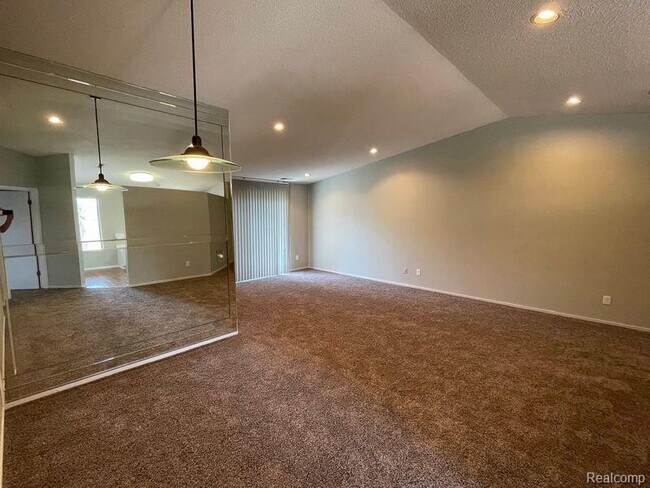 Building Photo - 6580 Ridgefield Cir