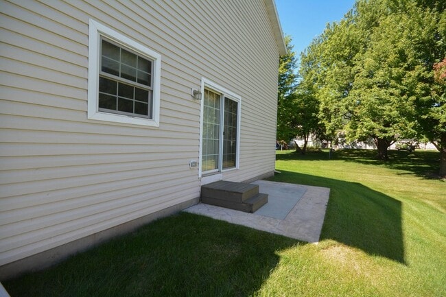 Building Photo - Gorgeous end unit in desireable Villas on ...