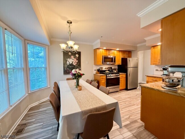 Building Photo - 629 Fairfax Dr