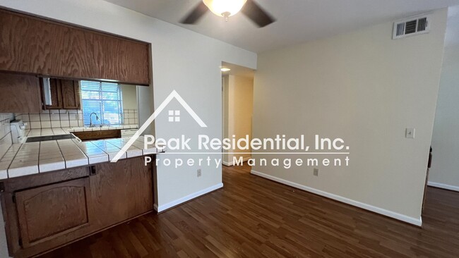 Foto del edificio - Spacious Folsom 2bd/2ba Townhouse!