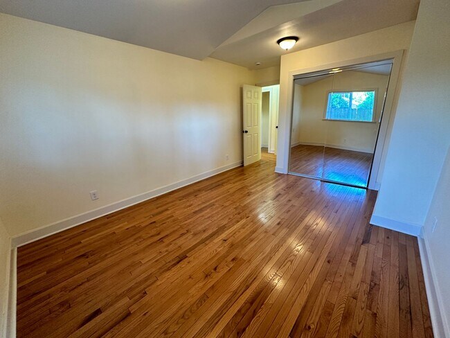 Building Photo - Awesome freshly painted 2-bedroom unit in ...