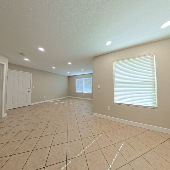 Building Photo - BEAUTIFULLY UPDATED 2 BED 2 BATH CONDO IN ...