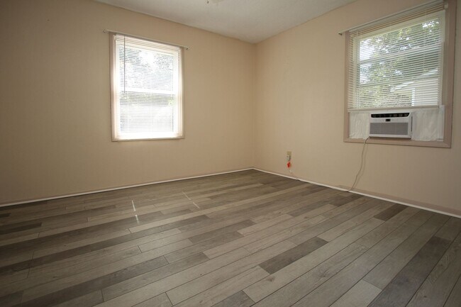 Building Photo - 207 Beverly St