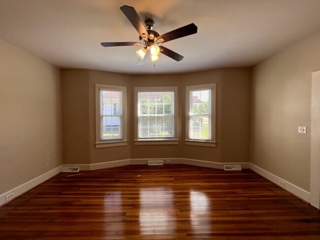 Foto del edificio - This Single Story Bungalow Home has 2 Bedrooms, 1 Full Bath located in Lyman at Pacific Mills whi...