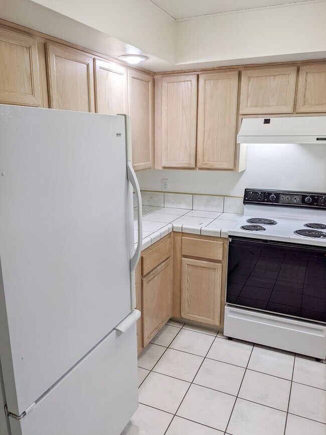 Building Photo - 2205 Crestview Dr S