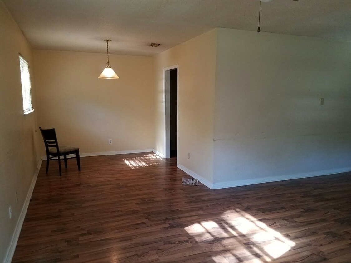 Foto principal - 2 bed 1.5 bath for rent