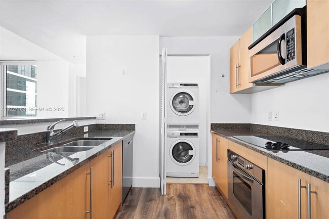 Building Photo - 300 S Biscayne Blvd