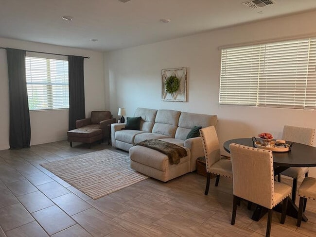 Foto del edificio - 1123 E Newland Dr