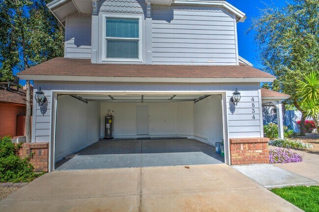 Foto del edificio - Offering 3 spacious bedrooms, 2.5 baths, l...