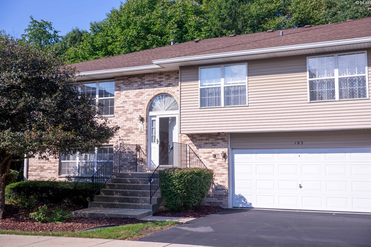 Primary Photo - 955 Elderberry Cir