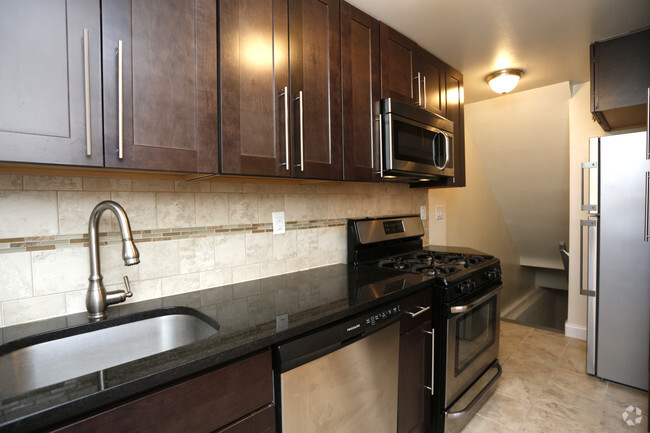 Dos habitaciones (B10) - Cocina - Commonwealth Garden Townhomes