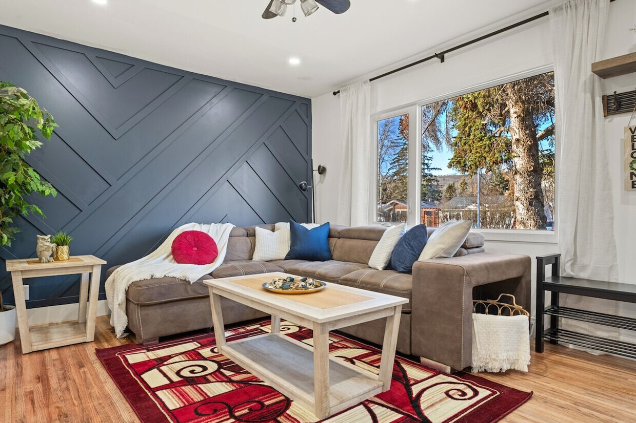 Photo principale - 7916-7936 36 Ave NW