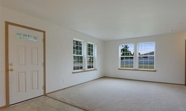 Building Photo - Bright Everett Home with 2-Car Garage