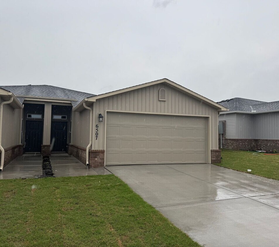 Foto principal - 6507 NW Vandergriff St