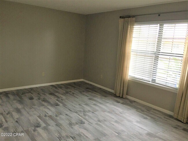 Building Photo - 5113 N Lakewood Dr