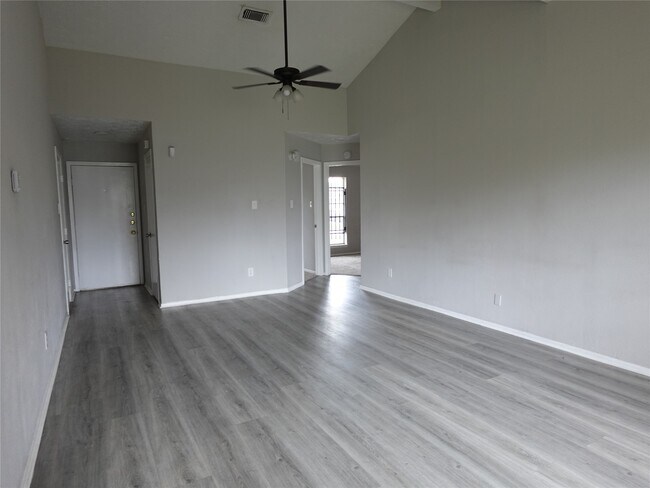 Foto del edificio - 10811 Thorncliff Dr