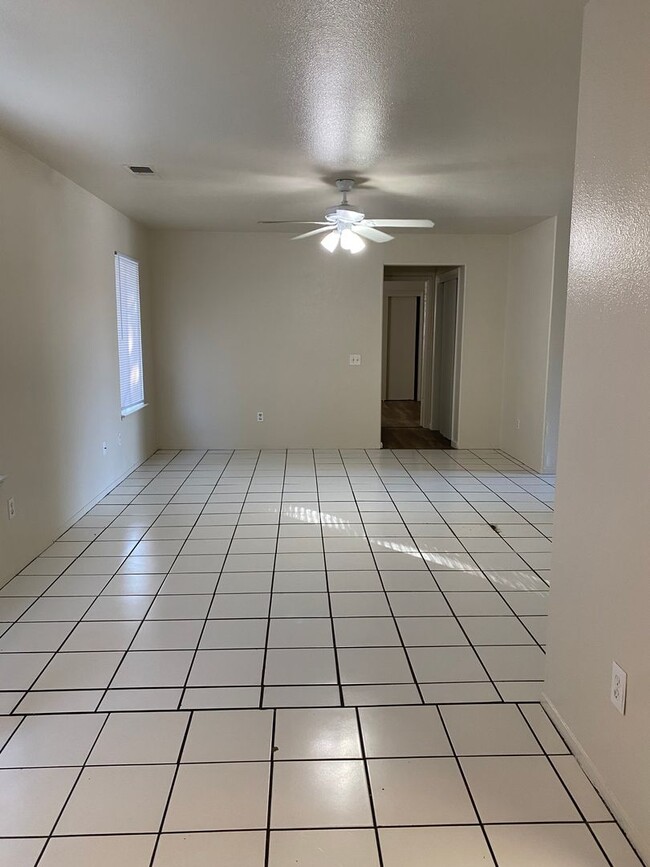 Building Photo - Charming 3 Bed, 2 Bath Home with Spacious ...