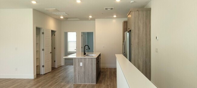 Foto del edificio - 578 N Helm Ln